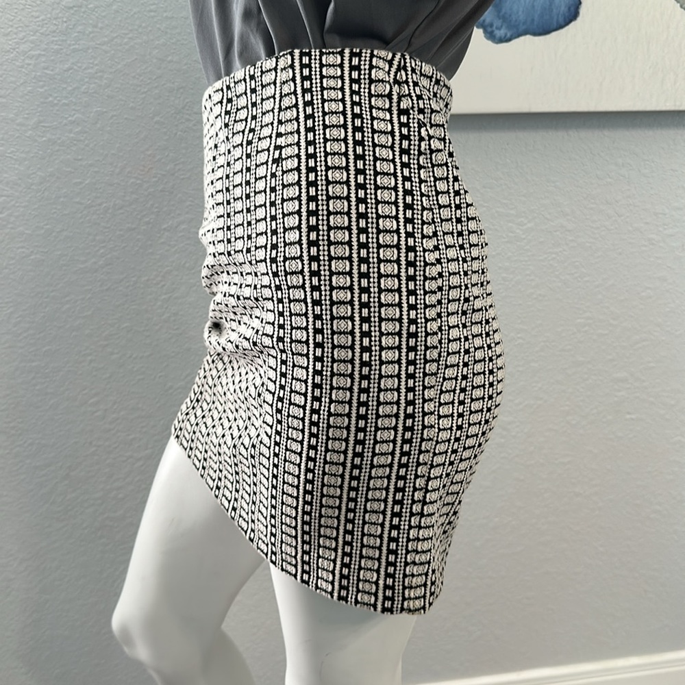Metaphor Women's Black White Geometric Short Elastic Waist Pencil Skirt
